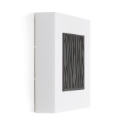 настенный уличный светильник с квадратным корпусом и декоративной решеткой