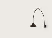 настенное бра с дугообразным кронштейном и направленным металлическим плафоном