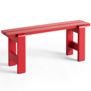 короткая деревянная скамья бордового цвета