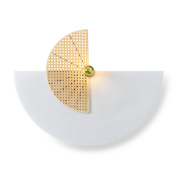 настенный светильник с декоративной полукруглой панелью и золотистой сеткой