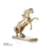 декоративная фигурная статуэтка в виде вздыбленного коня на подставке