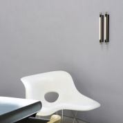 настенный линейный светильник с вытянутым корпусом из металла