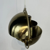 подвесной светильник с полусферическим металлическим плафоном золотистого цвета