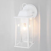 уличный настенный фонарь с прозрачными стеклянными панелями в прямоугольной металлической раме