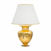 настольная лампа с круглым абажуром на орнаментальном основании