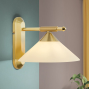 настенное бра с коническим матовым стеклянным плафоном и латунной декоративной планкой