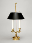настольная лампа с латунным основанием и черным купольным абажуром