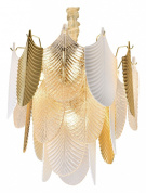 потолочная люстра с многослойными декоративными пластинами золотистого и белого оттенков