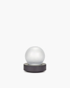 настольная лампа с шарообразным стеклянным плафоном на компактном основании