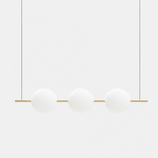 люстра с тремя шаровыми плафонами на латунной планке