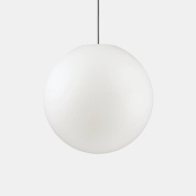 уличный подвесной светильник с крупным шарообразным плафоном из матового стекла