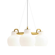 подвесная люстра с тремя плафонами из матового стекла на латунном основании