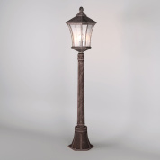 уличный парковый фонарь на высокой опоре с классическим стеклянным плафоном