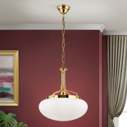 подвесной светильник с матовым опаловым купольным плафоном и цепной подвесной системой в золочёной отделке