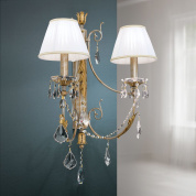 двухламповое настенное бра с тканевыми абажурами и хрустальными подвесками