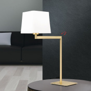 настольная лампа с белым абажуром и поворотным латунным кронштейном