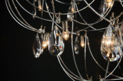 потолочная люстра с подвесными стеклянными каплевидными элементами и декоративными цепями