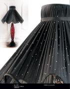 настольная лампа с черным абажуром и широким основанием