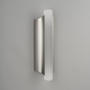 небольшой настенный светильник с вытянутым металлическим корпусом