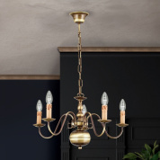 пятирожковая люстра с плавными изогнутыми линиями и свечеподобными лампами