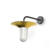 настенное бра с металлическим отражателем цвета латуни