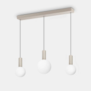 подвесная люстра с тремя шарообразными стеклянными плафонами на линейной потолочной планке