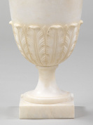 настольная лампа-урна из алебастра с декоративным рисунком