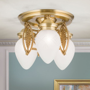 потолочный светильник с тремя матовыми каплевидными плафонами и бронзовой арматурой