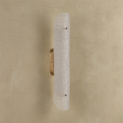 настенный светильник с продолговатым матовым плафоном и тонким держателем