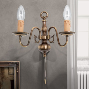 двухрожковое настенное бра в патинированной отделке с декоративными рожками вверх