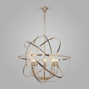 подвесная люстра с металлическим каркасом из пересекающихся колец и свечевидными лампами