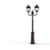 уличный фонарь с двумя рожками на тёмной опоре