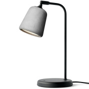 настольная лампа с плафоном из светло-серого бетона на изогнутой стойке