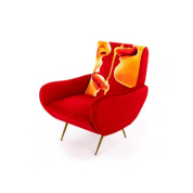 кресло с обивкой алого цвета и декоративным рисунком на спинке