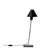 настольная лампа с металлическим абажуром конусной формы и основанием на прямоугольной подставке