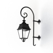 настенное бра на изогнутом кронштейне с прозрачным плафоном в классическом стиле