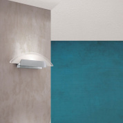 настенный светильник с изогнутым матовым корпусом и мягким рассеянным светом