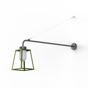 настенный уличный светильник с металлическим каркасом зеленого цвета и матовым плафоном