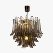 подвесная люстра с лепестковыми металлическими элементами в форме цветка