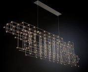 подвесная люстра с протяженной геометрической каркасной конструкцией и множеством источников света