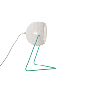 настольный светильник с круговым рельефным абажуром на изогнутой металлической подставке