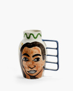 декоративная интерьерная ваза фигурной формы с боковой ручкой из расписной керамики