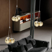 подвесная люстра с тремя зеркальными шарами на металлических тросах