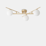 потолочный светильник с тремя сферическими плафонами на золотистых держателях