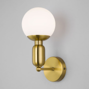 настенное бра с шарообразным матовым стеклянным плафоном на металлическом кронштейне
