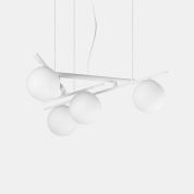 подвесная люстра с четырьмя шарообразными стеклянными плафонами на асимметричной штанге