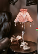 настольная лампа с гофрированным текстильным абажуром и декоративными подвесками