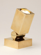 настольный светильник направленного света из латуни с регулируемым корпусом