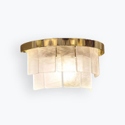 настенный светильник с секциями из перламутровых пластин в металлической рамке