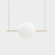 подвесной светильник с одним сферическим плафоном из матового стекла и латунной арматурой